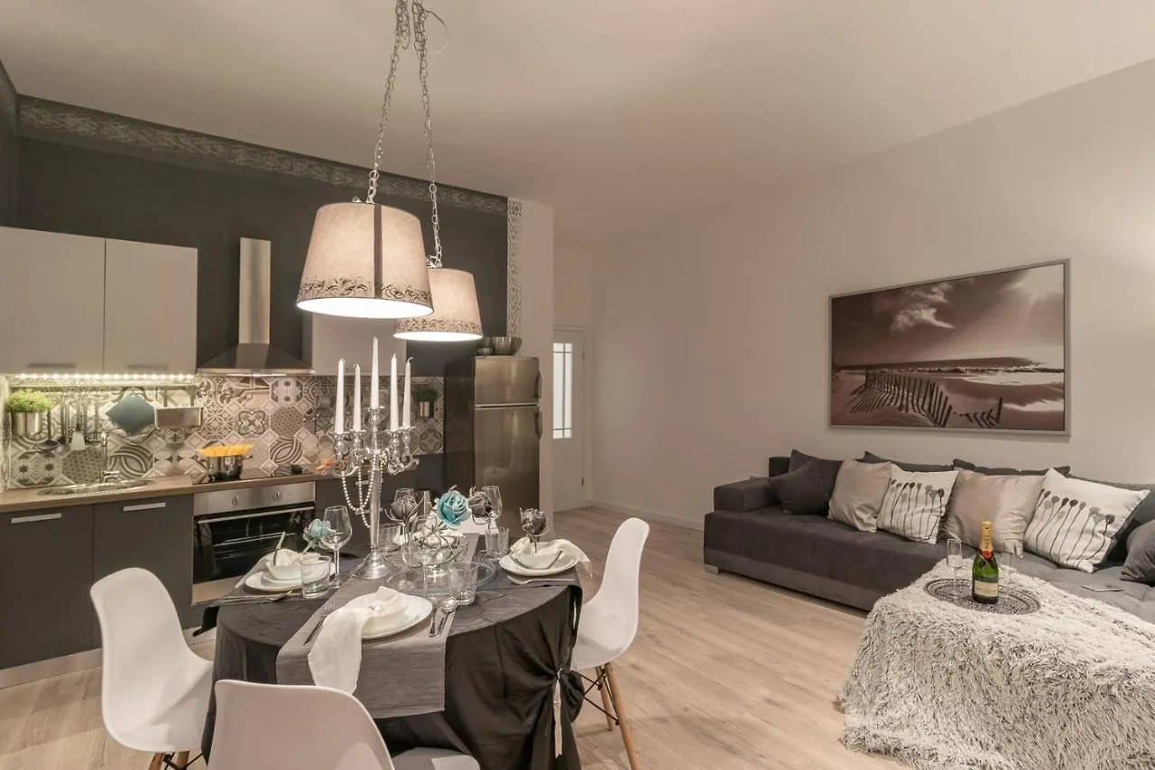 Luxury Apartments In The City Centre**** Πούλα Πανσιόν
